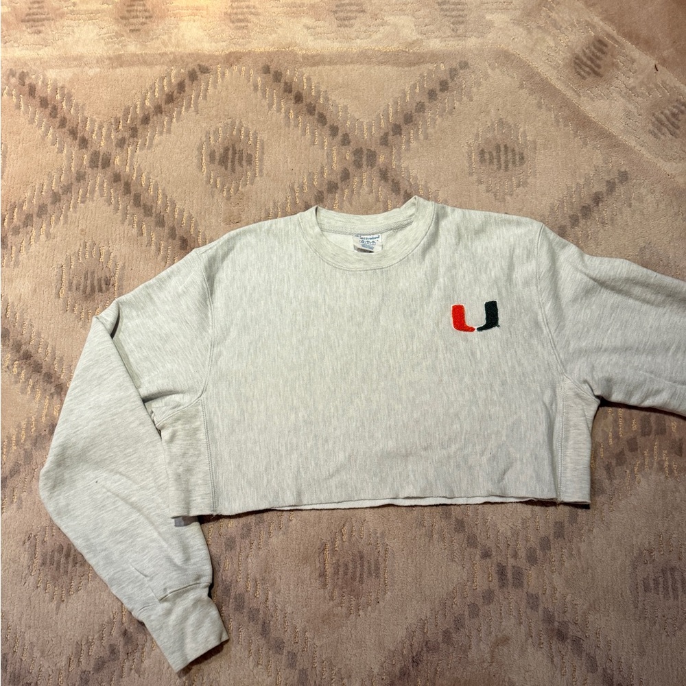 Cropped Light Gray Crewneck Sweatshirt with Small Two-Tone 'U' Patch